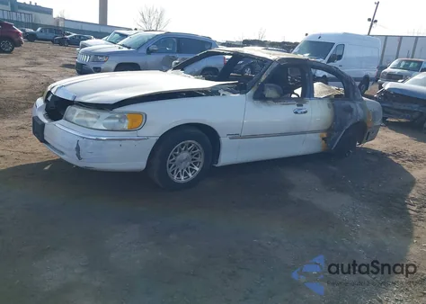 1999 Lincoln Town Car Signature z USA, uszkodzony, nr VIN 1LNHM82W6XY661594